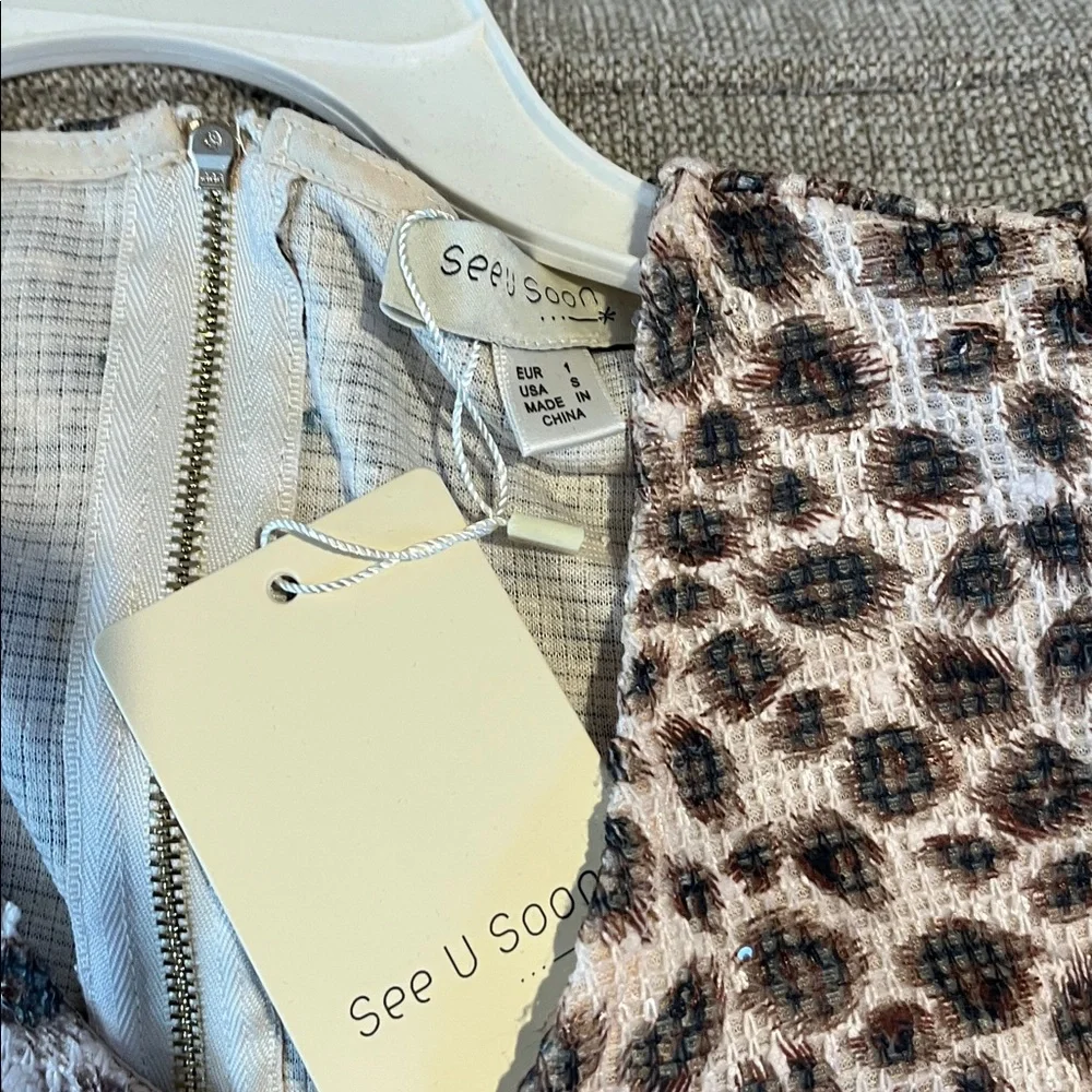 Chic Leopard Print Blouse - Picture 3 of 3